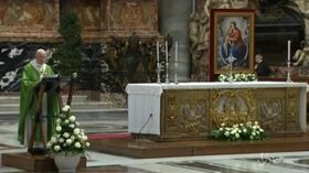 Migranti, Papa: “Vanno aiutati”
