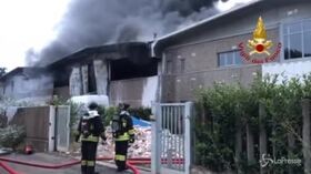 Settimo Milanese, incendio in un deposito rifiuti: si alza densa colonna di fumo