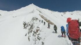 Himalaya, alpinisti morti sotto una valanga: le ultime immagini prima della fine