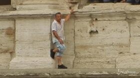 Uomo minaccia di gettarsi dal Colosseo: “Regolamentare settore turistico, Raggi non mi ha mai ascoltato”