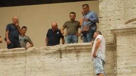 Uomo minaccia di buttarsi dal Colosseo, la protesta degli operatori turistici per le nuove regole