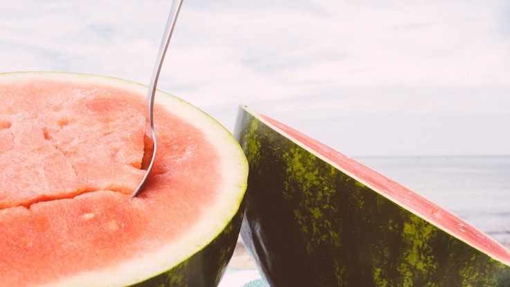 Il caldo torrido ti mette ko? Ecco come battere la stanchezza estiva con il cibo