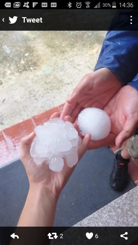 Violenta grandinata a Pescara: feriti e danni. Chicchi grandi come arance