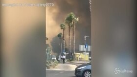 Catania, inferno di fuoco in spiaggia: bagnanti in fuga