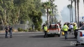 Incendio in spiaggia a Catania: evacuati gli stabilimenti, la rabbia dei residenti