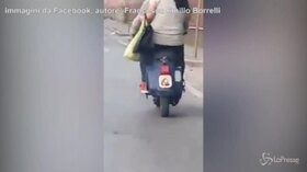 Napoli, copre la targa dello scooter con un’immagine di Gesù