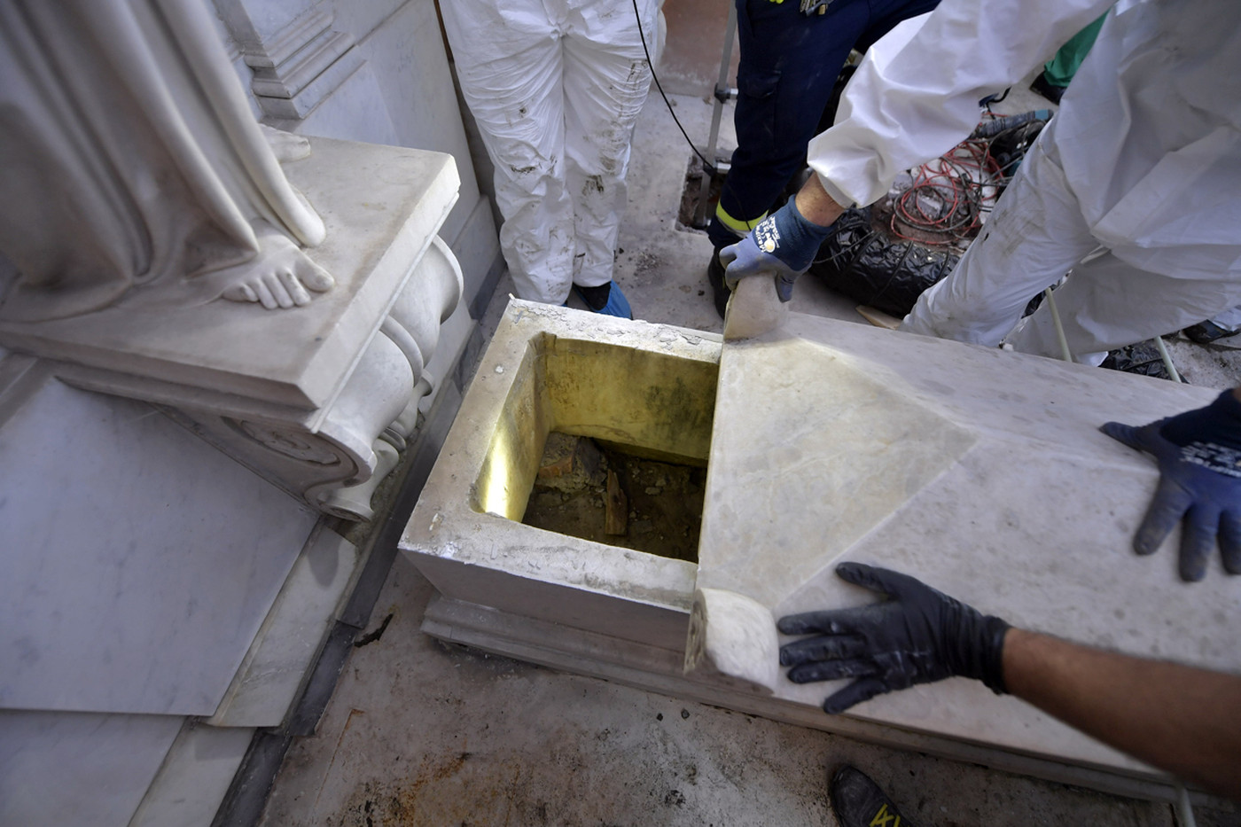 Caso Orlandi, aperte le tombe del cimitero teutonico: sono vuote