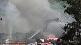 Roma, in fiamme un’officina alla Magliana: nube nera sul quartiere
