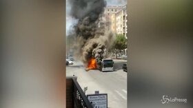 Roma, bus in fiamme su via Appia Nuova: poi l’esplosione