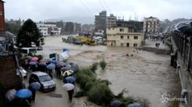 Maltempo in Nepal: un fiume di fango per le strade di Katmandu