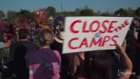 Usa, in migliaia contestano le politiche anti-immigrazione di Trump