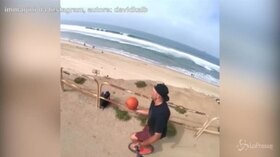 Canestro dalla strada alla spiaggia e ricezione da quarterback: la prodezza è virale