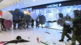 Hong Kong, proteste antigovernative in un centro commerciale: duri scontri con la polizia