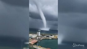 Corsica, gigantesca tromba marina si avvicina alla costa