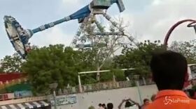 Giostra si spezza in India, 2 morti e diversi feriti. Ecco il momento dell’incidente