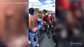 Natiche al vento al Tour, ciclista lo sculaccia