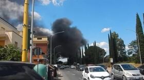 Roma, deposito in fiamme su Via Appia Nuova: nuvola di fumo nero sulla città