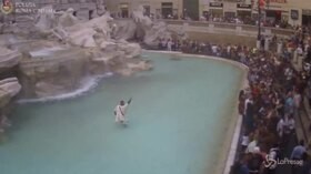 Senatore romano nella Fontana di Trevi, placcato da un vigile