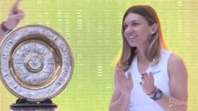 Simona Halep mostra il trofeo di Wimbledon nello stadio di Bucarest