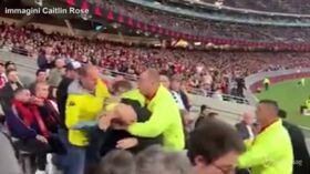 La partita è amichevole ma non per i tifosi, botte da orbi durante Man United-Leeds