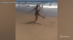 Nadia Comaneci festeggia il suo oro in spiaggia, 43 anni dopo è ancora da 10