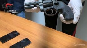 Baby gang rapina una tabaccheria con uno sfollagente a Napoli