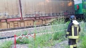 Auto cade dal cavalcavia, coppia di anziani travolta da un treno