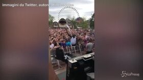 Shaquille O’Neal scatenato al festival musicale: svuota la bottiglia d’acqua sul pubblico