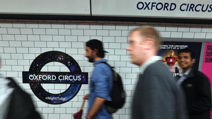 Londra, gas lacrimogeni in metropolitana: è caccia a 2 uomini