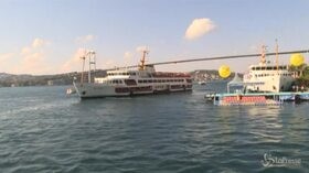 Turchia, migliaia di nuotatori attraversano il Bosforo tra Asia e Europa
