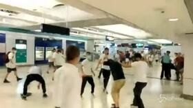 Hong Kong, manifestanti picchiati da una gang: 45 feriti