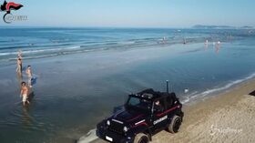 Roma, adescano bambini in spiaggia: 2 arresti