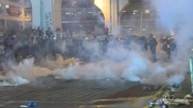 Hong Kong, polizia spara proiettili di gomma su manifestanti anti-governativi