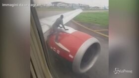 Sale sull’ala dell’aereo in movimento, panico in Nigeria