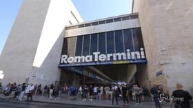 Treni in tilt, l’odissea dei viaggiatori a Roma Termini: “File di un’ora e mezza”