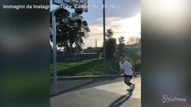Con una rovesciata arriva al canestro: la prodezza del freestyler