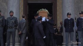 Funerali Borrelli, l’uscita del feretro