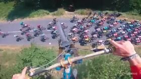 Spettacolo al Tour, sorvola il gruppo con un salto mortale in bici