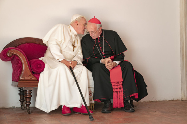 ‘The two popes’ con Pryce e Hopkins: ecco la prima immagine ufficiale