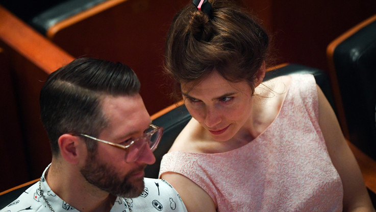 Amanda Knox lancia una raccolta fondi per le nozze col fidanzato