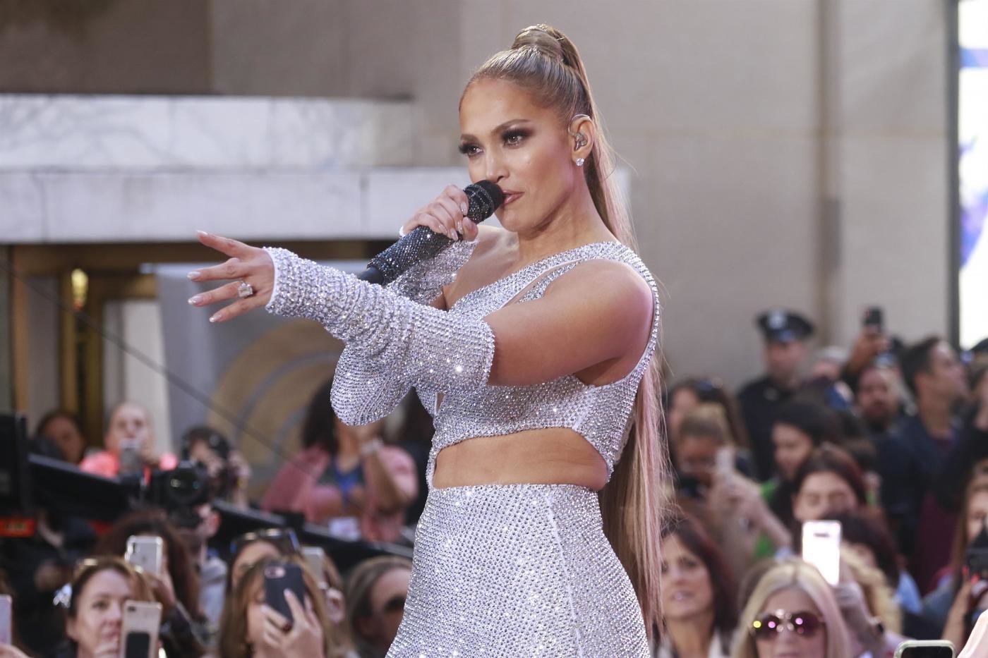 Jennifer Lopez spegne 50 candeline: “Non è vero che a una certa età comincia la discesa”