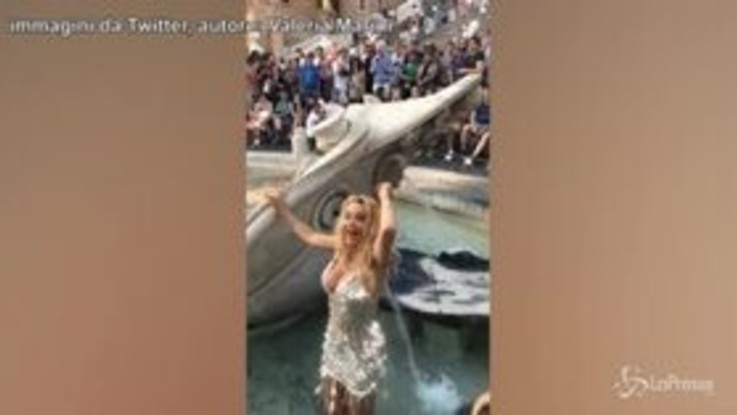 Valeria Marini e il bagno nella fontana: "Piedi nella Barcaccia? Avevo caldo, pagherò"