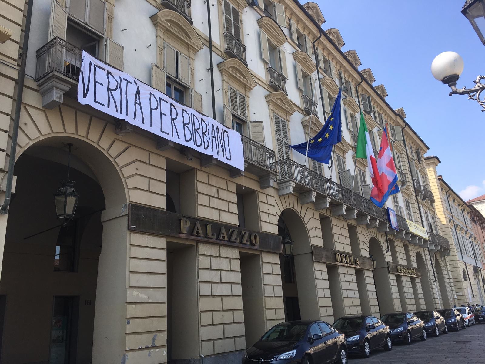 ‘Verità per Bibbiano’: lo striscione sulla facciata della Regione Piemonte
