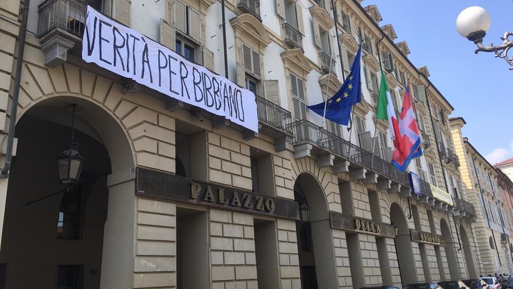 'Verità per Bibbiano': lo striscione sulla facciata della Regione Piemonte