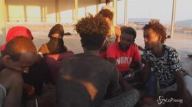 Migranti, naufragio al largo della Libia: le immagini dei sopravvissuti