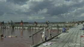 Bulgaria, bagni di fango contro il caldo