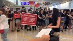 Proteste a Hong Kong, slogan e cartelli in aeroporto