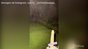 Maltempo a Moncalieri, gli utenti postano sui social grandine e strade allagate