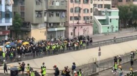 Hong Kong, la polizia disperde i manifestanti con i lacrimogeni