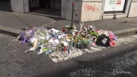 Roma: fiori, ceri e lettere ricoprono il luogo dove il carabiniere è stato ucciso